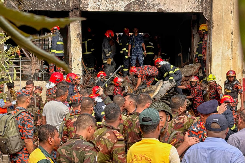 Un avión militar se estrella contra una escuela y deja 19 muertos en Bangladés