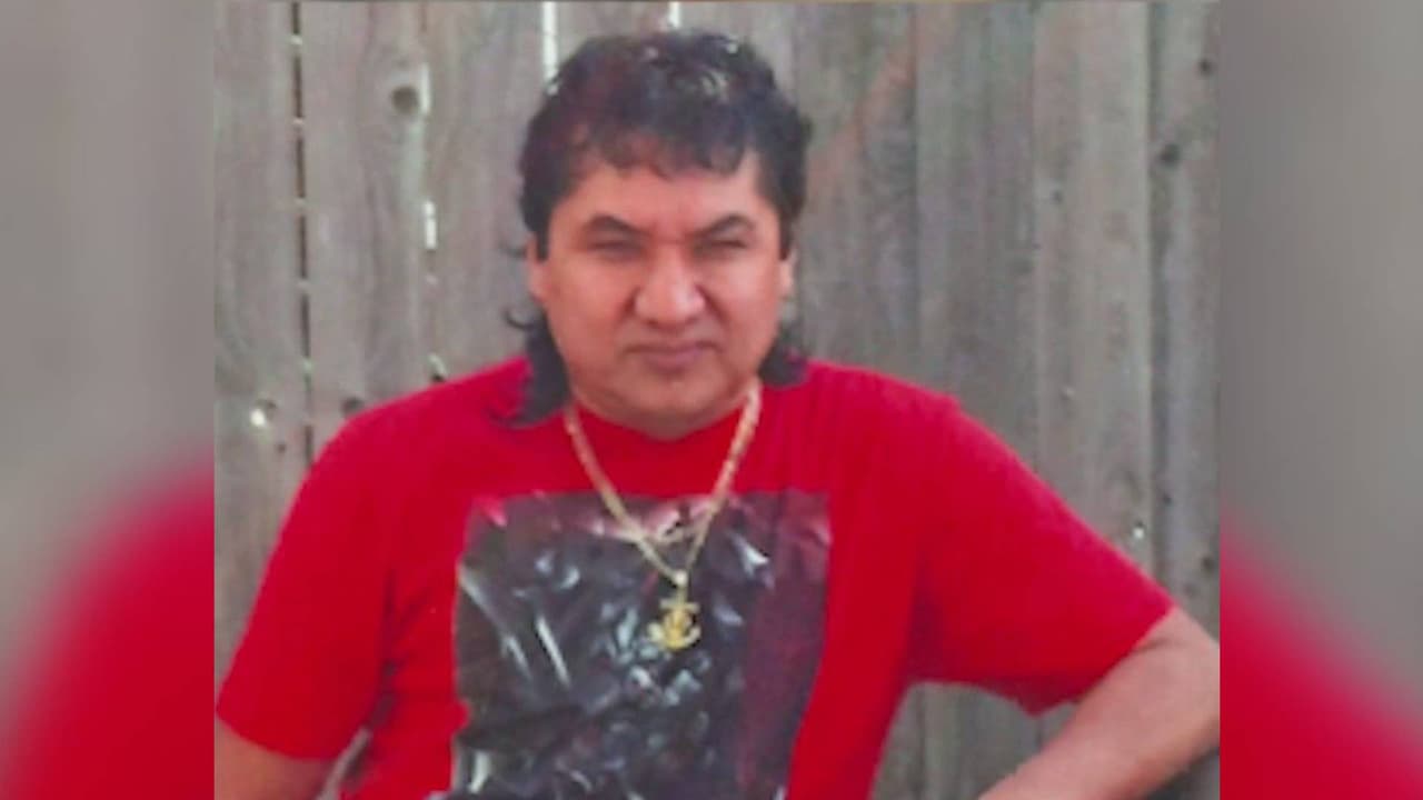 Desde el 24 de enero, la Policía de Houston reveló la identidad de Oscar Rosales y lo señaló como el sospechoso de matar al oficial. Se ofrecía una 
<a href="https://www.univision.com/local/houston-kxln/familiares-de-oscar-rosales-no-se-presentan-en-corte-por-el-asesinato-del-oficial-charles-galloway-video">recompensa de $60,000. </a>
