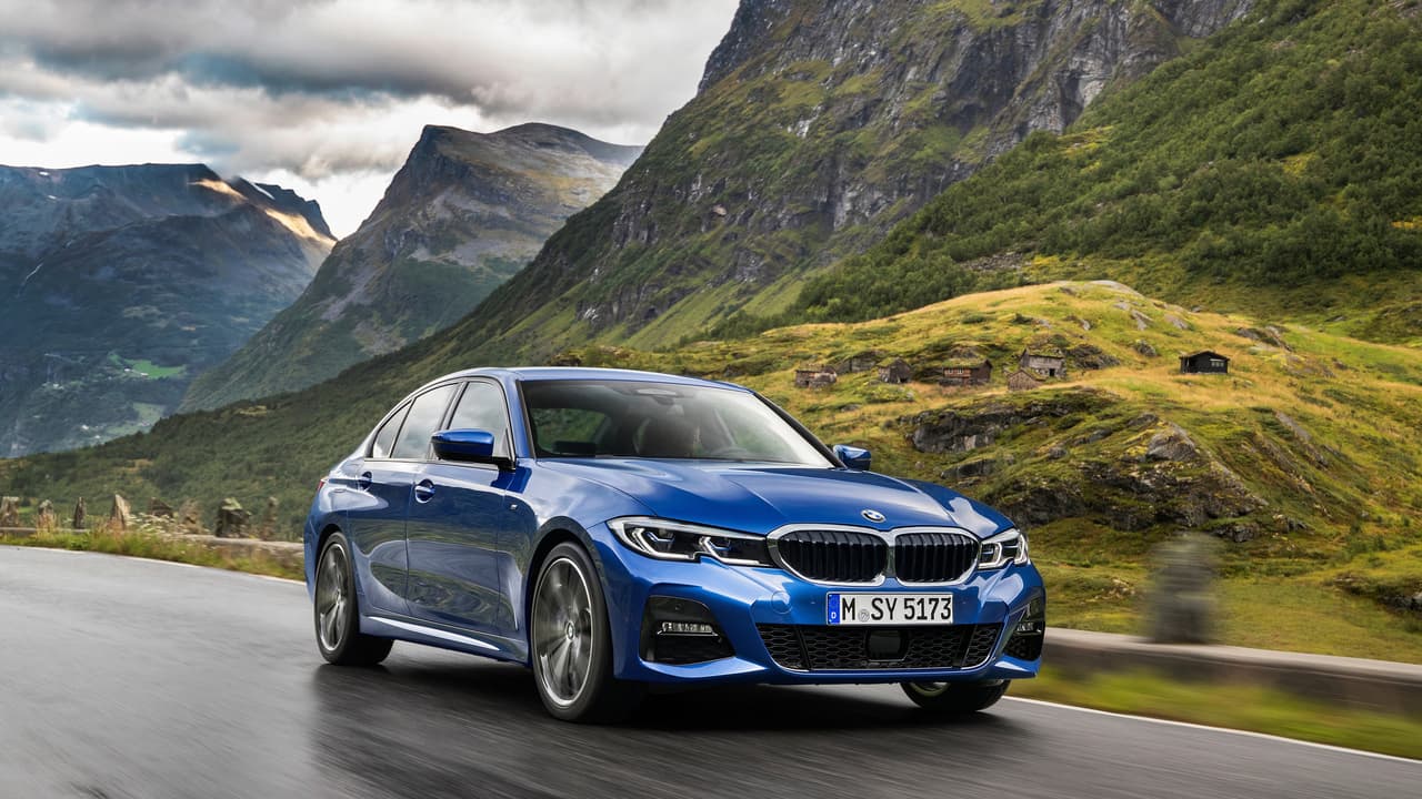 El 
<b>BMW Serie-3</b> tiene muchas medallas en su pecho: fue el primer sedán deportivo cuando apareció en 1975 (inicialmente en forma de sedán de dos puertas, es decir un carro que aunque solo contaba con dos puertas tenía el espacio trasero de un sedán), es el auto premium más vendido del mundo y se ha convertido en una especie de 'auto obligatorio' para una gran cantidad de profesionales jóvenes en el mundo entero. Hoy la Serie-3 está
<b> únicamente compuesta de sedanes de 4 puertas, </b>ya que los modelos convertibles y coupés de la línea fueron agrupados bajo la nueva 
<b>Serie-4 </b>en 2013.