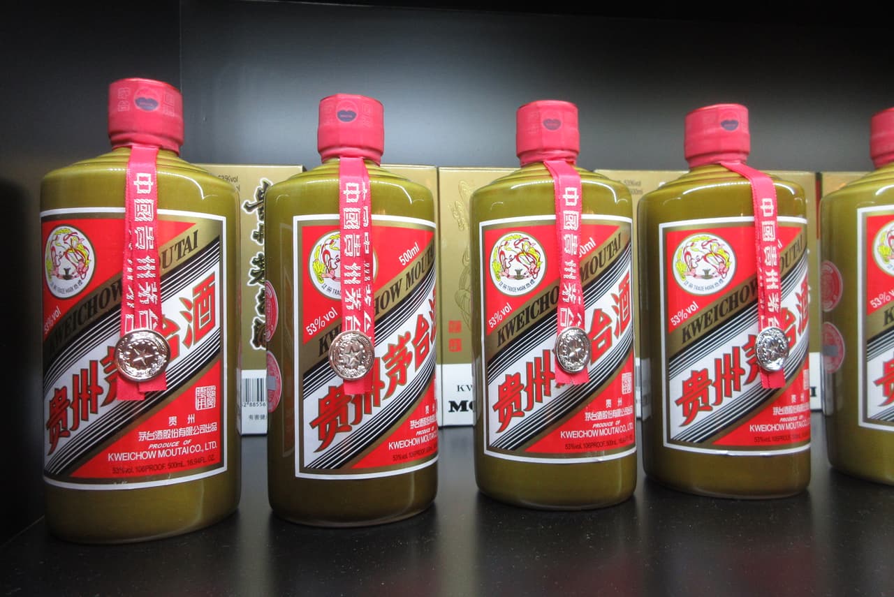 <b>Puesto 16. Kweichow Mouta</b>
<br>
<br>Localización: China.
<br>
<br>Área: productos básicos de consumo (licores).
<br>
<br>Capitalización de mercado: 385,000 millones de dólares.
<br>
<br>De las 100 empresas más grandes, 59 tienen su sede en Estados Unidos. Esto representa el 65% de la capitalización de mercado total. China y sus regiones fue la segunda localización más común de las empresas, agrupando 14 de la lista.
<br>