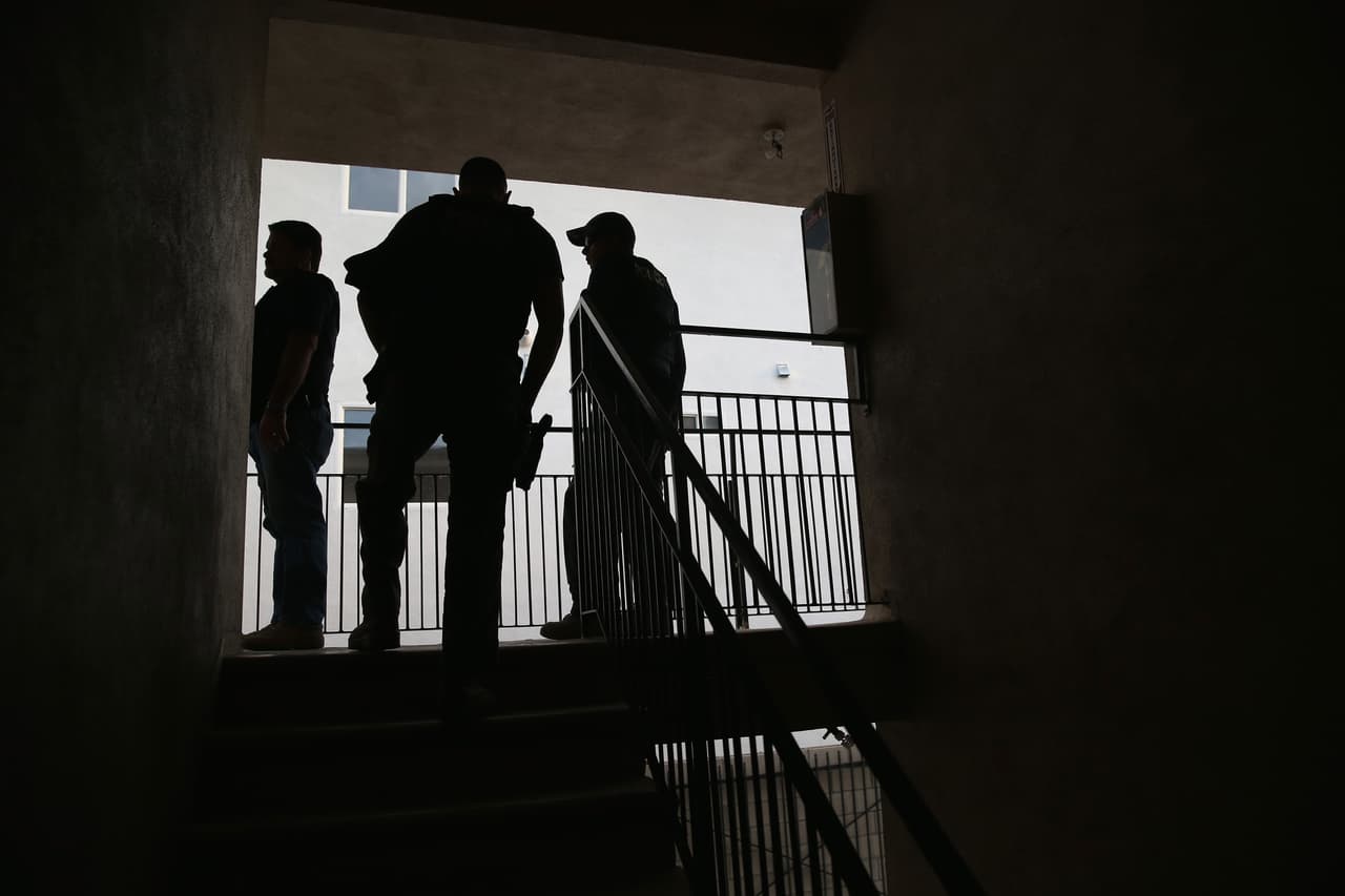 El FBI afirma que dos migrantes detenidas fueron abusadas por un agente de ICE 