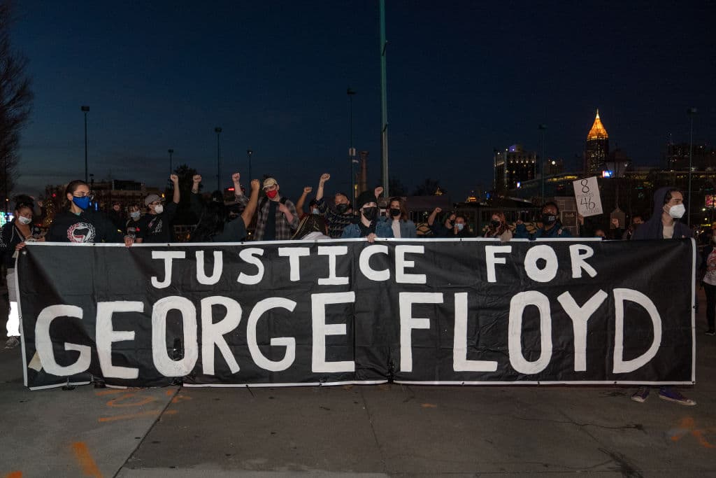 Restablecen el cargo por asesinato en tercer grado contra el expolicía acusado de matar a George Floyd