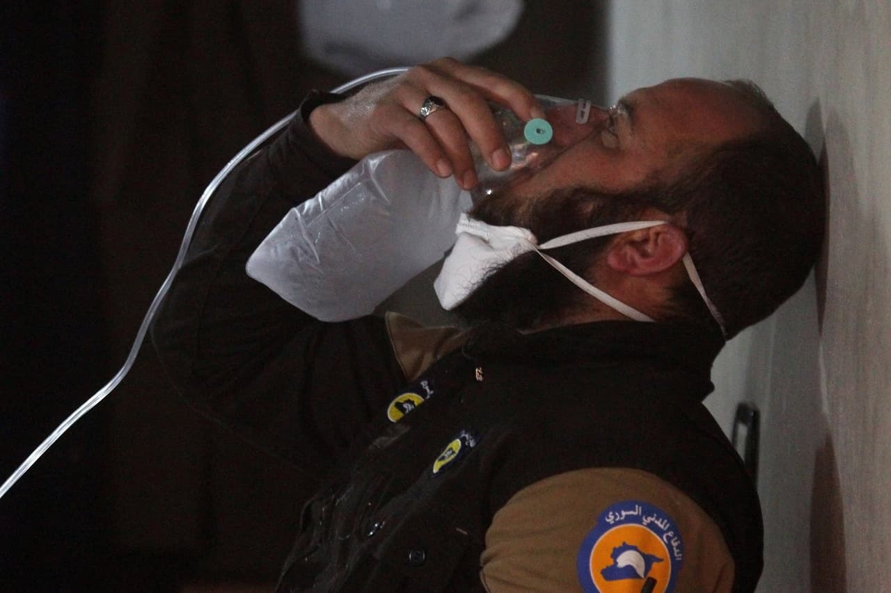 Uno de los heridos tras el supuesto ataque con químicos en abril en Siria recibe oxigeno.
