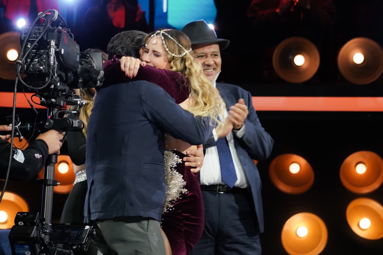 El voto del público decidió que Paul Stanley y Sergio Mayer permanecieran en La Casa y Raquel Bigorra la abandonara. A pesar de que expresó que no quería estar fuera del reality, al llegar al estudio Raquel Bigorra fue la más feliz, pues se reencontró con su esposo.