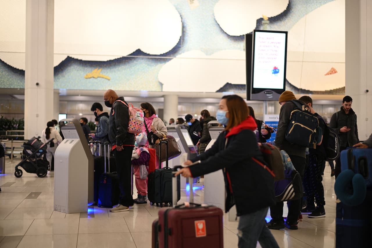 Cancelan cientos de vuelos en Nueva York y Nueva Jersey debido al alza de covid-19