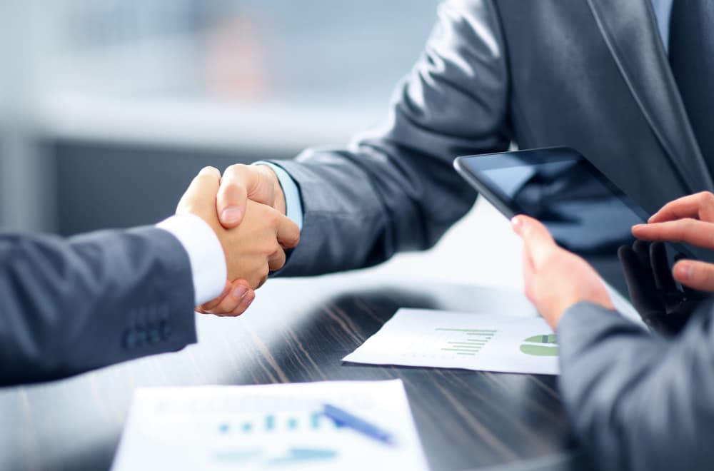 Desde el punto de vista positivo, hay una oportunidad excelente de reanudar una relación puede ser de negocios o de amistades que se enfriaron un poco, y por qué no, hasta una relación sentimental que estuvo en peligro. Aprovecha este tiempo para poner orden en esos asuntos, y si eres cauteloso no tendrás ninguna pérdida económica. 
<br>