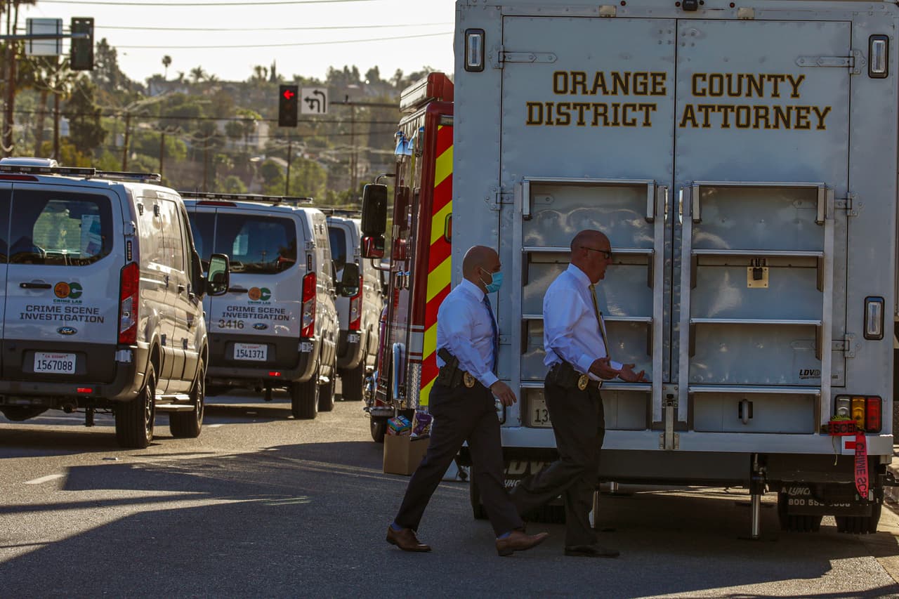 La 
<a href="https://fb.watch/4BNM6OdgV7/"><b>policía de Orange</b></a>, además, reveló imágenes del sospechoso que fue captado por 
<a href="https://www.univision.com/local/los-angeles-kmex/revelan-detalles-del-tiroteo-que-dejo-cuatro-muertos-en-orange"><b>cámaras de seguridad del negocio poco antes de que presuntamente abriera fuego</b></a> matando a cuatro personas, entre ellas a un niño de 9 años.
