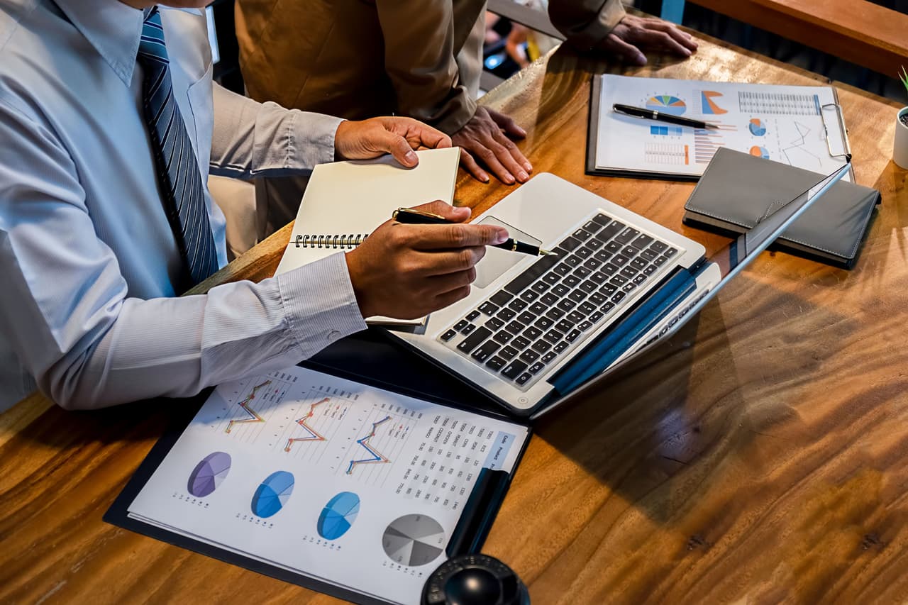 <b>Puesto 7. Gerente Financiero</b>
<br>
<br>Industria: negocios
<br>
<br>Salario anual promedio: 134,180 dólares
<br>
<br>Tasa de desempleo: 2.9%%
<br>
<br>Proyección del crecimiento para 2030: 17% (118,200 nuevos trabajos)
<br>
<br>Trabajan con los altos ejecutivos de una compañía para ayudarlos a tomar decisiones financieras difíciles. Su formación debe llevarlos a ser expertos en leyes, regulaciones tributarias, presupuestos y procesos de facturación, entre otras actividades empresariales.