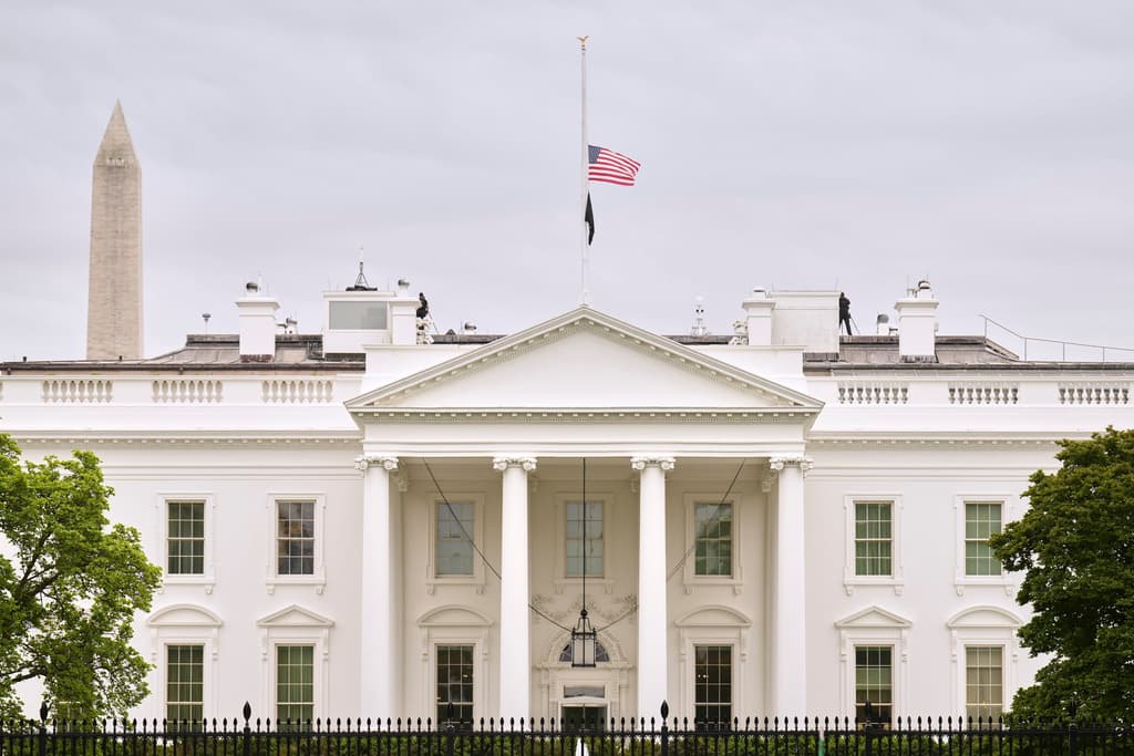La bandera de Estados Unidos ondeando a media asta en la Casa Blanca el lunes.