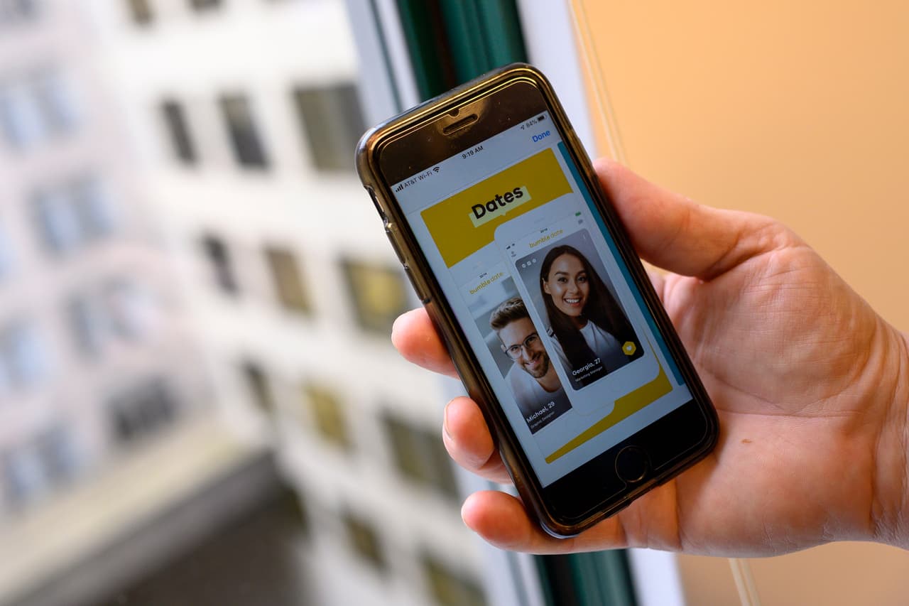 <h3 class="cms-H3-H3">10. Bumble</h3>
<br>
<br>Esta aplicación de citas en línea también 
<b>requiere del 77% de las funciones del celular </b>una vez que el usuario abre la 
<a href="https://www.univision.com/temas/apps">app</a>. 
<br>
<br>