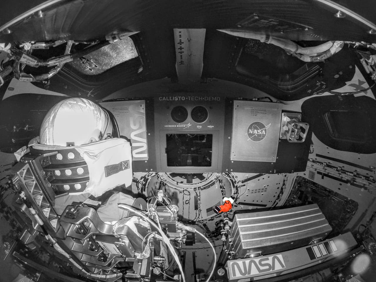 Una imagen de la NASA muestra que el muñeco fue colocado en la cápsula el día del despegue. Cuando Snoopy flota se comprueba que se llegó a gravedad cero.