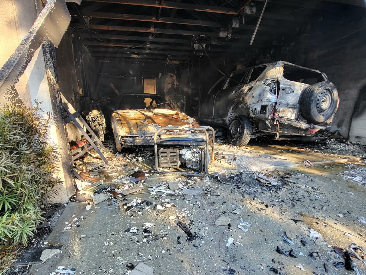 Un garaje se incendió y las llamas consumieron tres vehículos, incluyendo una motocicleta, en Riverview, en la Bahía de Tampa. El fuego se originó la tarde del 8 de octubre cuando el residente de la vivienda cambiaba la bomba de gasolina de uno de los automóviles. El Departamento de Bomberos del condado Hillsborough acudió a sofocar las llamas y no se reportaron personas lesionadas.