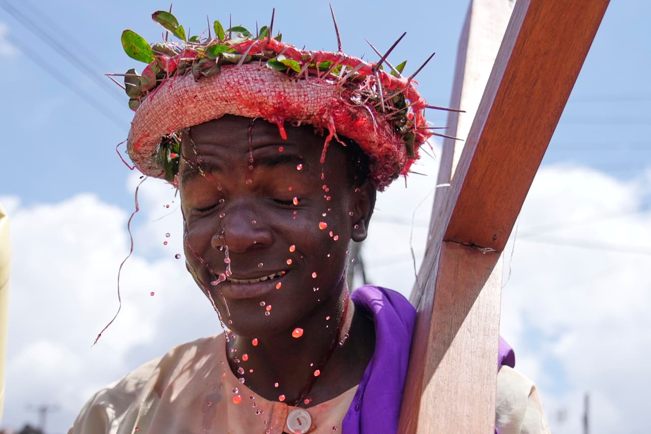 Un actor que representa a Jesucristo carga una cruz durante una recreación del Vía Crucis en las celebraciones de Semana Santa en el asentamiento informal de Kibera, Nairobi, Kenia.
<br>
<br>La Semana Santa es la festividad más importante para los católicos, ya que conmemora los eventos centrales de la fe: la pasión, muerte y resurrección de Jesucristo. 
<br>