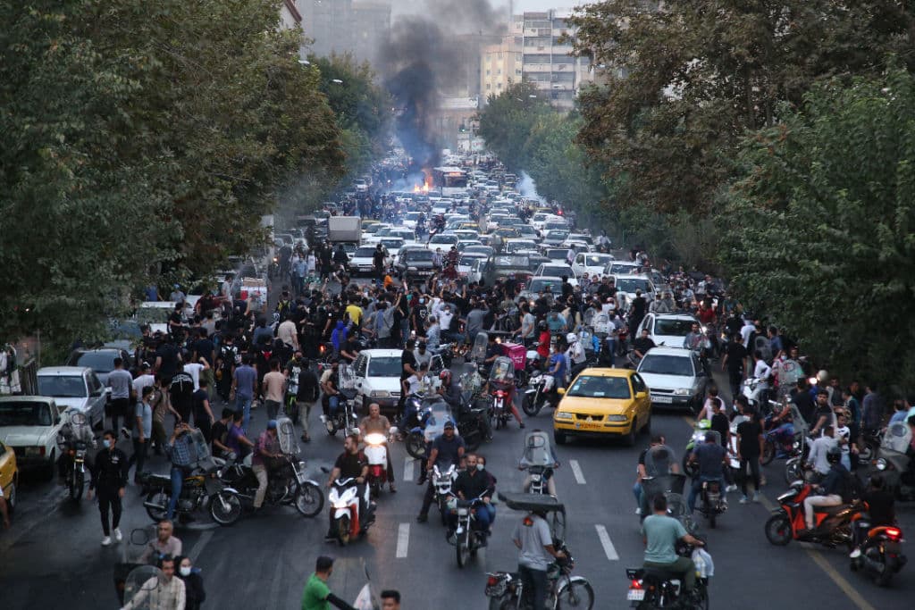 <b><a href="https://www.univision.com/noticias/mundo/iran-protestas-muerte-mahsa-amini-velo-arresto-9-muertos-fotos">Protestas en Irán por la muerte de Mahsa Amini </a></b>
<br>
<br>Mahsa Amini, de 22 años, murió el 16 de septiembre poco después de haber sido detenida por la policía de la moral Irán por un incidente "desafortunado" referente a la forma que llevaba puesto el velo islámico. Aunque la policía explicó el fallecimiento por los problemas del corazón de la joven, diversos testigos afirmaron que los agentes la golpearon de forma brutal antes de dejarla en un hospital. El fallecimiento de Amini provocó multitudinarias protestas en las que se pudo ver a mujeres, no solo quitándose el velo o hijab, sino que incluso se cortaron el pelo. 
<br>