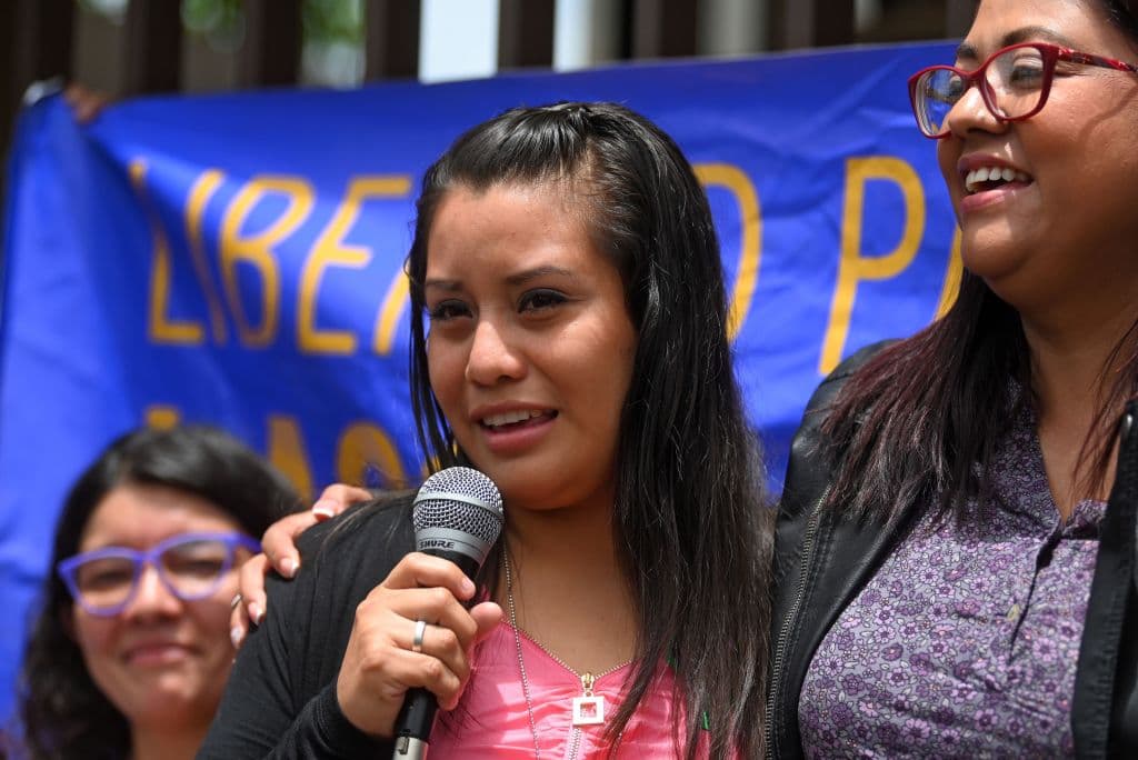 Este es el segundo juicio que enfrenta la joven, que era acusada de homicidio agravado y ya había sido condenada a 30 años de prisión a mediados de 2017. 
<b>¿Su crimen? Haber sufrido un parto extrahospitalario tras ser violada de forma consecutiva.</b> Tenía 19 años cuando se embarazó sin saberlo y su bebé nació muerto (dio a luz en una letrina a las 32 semanas de embarazo); no denunció poque el hombre que la abusaba la amenazó. La fiscalía de ese país con severas leyes antiaborto –que no contemplan excepciones ni siquiera para casos de violación o incesto– pedía 40 años de prisión. Insistían en que Evelyn había matado a su bebé.