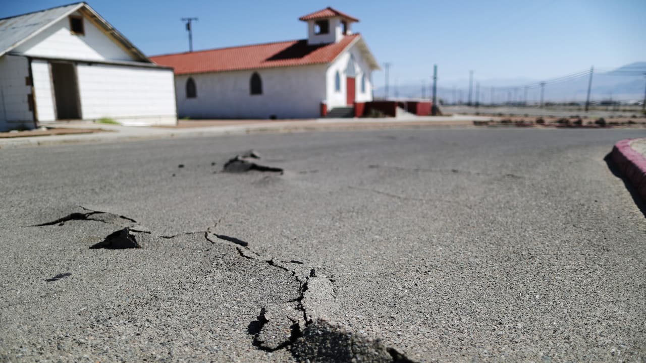 La mayoría de los 
<a href="https://www.univision.com/temas/terremotos">terremotos</a> y erupciones volcánicas ocurren en áreas específicas “a lo largo de los límites de las placas tectónicas. 
<b>Una de esas áreas es el Anillo de Fuego,</b> donde la Placa del Pacífico se encuentra con muchas placas circundantes”, 
<a href="https://pubs.usgs.gov/gip/dynamic/tectonics.html#anchor24562816" target="_blank">según el USGS</a>.