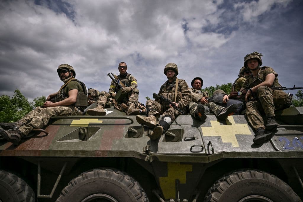 <b>¿Cuáles son las proyecciones para este conflicto?</b>
<br>
<br>Con su enfoque en el este de Ucrania y el cambio de estrategia por parte de Rusia, la guerra parece enquistarse aún más y podría entrar en una nueva fase de resistencia y extenderse por años. Actualmente Rusia está ganando terreno en el este y alcanzado victorias importantes, aunque con las nuevas armas prometidas por los aliados Ucrania podría librar una contraofensiva. Esta semana el presidente Biden anunció 
<a href="https://www.univision.com/noticias/mundo/enviara-eeuu-cohetes-himars-ucrania-podria-alterar-guerra">el envío de más sistemas de cohetes avanzados a Ucrania</a>.
<b> </b>Según fuentes, el nuevo envío incluye los denominados Sistemas de Cohetes de Artillería de Alta Movilidad (High Mobility Artillery Rocket Systems, HIMARS), que permitirán ataques más precisos de objetivos desde una distancia mayor y podrían alterar el resultado de la guerra. 
<br>
<br>
<b>Lee esta entrevista con un experto y su predicción del conflicto: </b>
<a href="https://www.univision.com/noticias/mundo/guerra-rusia-ucrania-cuanto-durara">"La guerra terminará con una victoria de Ucrania": la predicción de un experto en temas rusos.</a>