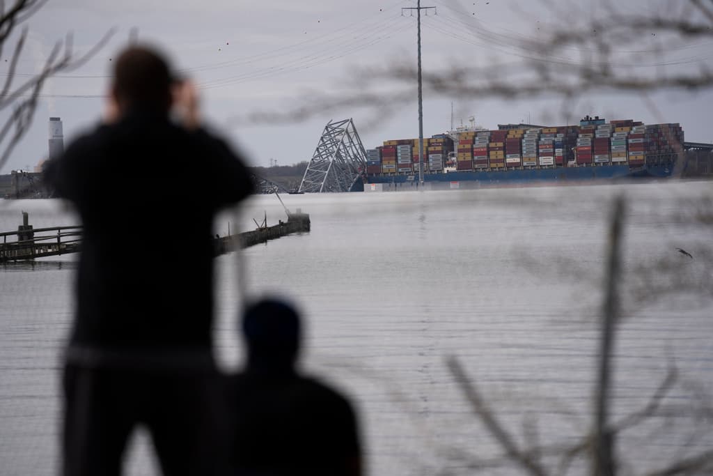 Las autoridades 
<b>no han determinado lo que provocó el choque del barco</b> con uno de los soportes del puente. 
<br>