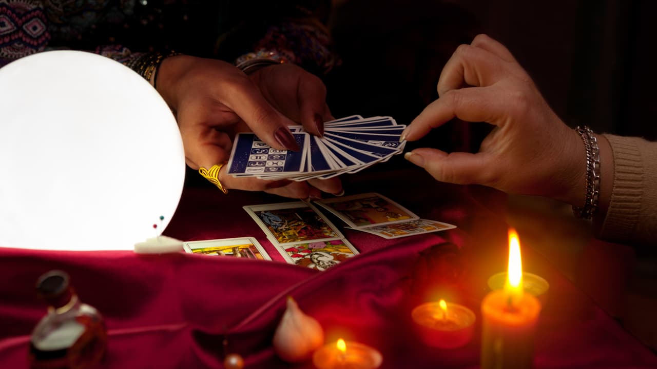 Existe la tirada más sencilla y cómoda que es la de tres cartas y otras muy famosas como la de "cruz celta", pero en realidad hay muchísimas variedades que pueden brindar más información en particular sobre la persona. Es sorprendente la información que pueden añadir o hasta eliminar dependiendo de la tirada consultada. Aquí veremos algunos ejemplos.