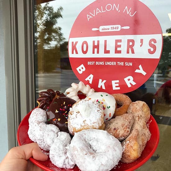 <b>Kohler Bakery: </b>Tim y Midge Kerr lo llaman su lugar para "golosinas deliciosas". Es una de las mejores panaderías de Shore. Hazte un favor y consigue los bollos de canela. 📍
<a href="https://www.google.com/maps/place/The+Deauville+Inn/@39.2003039,-74.6555507,15z/data=!4m5!3m4!1s0x0:0x592dbab6e83b2d9b!8m2!3d39.2002428!4d-74.655484" target="_blank">201 Willard Road, Strathmere</a>
<br>