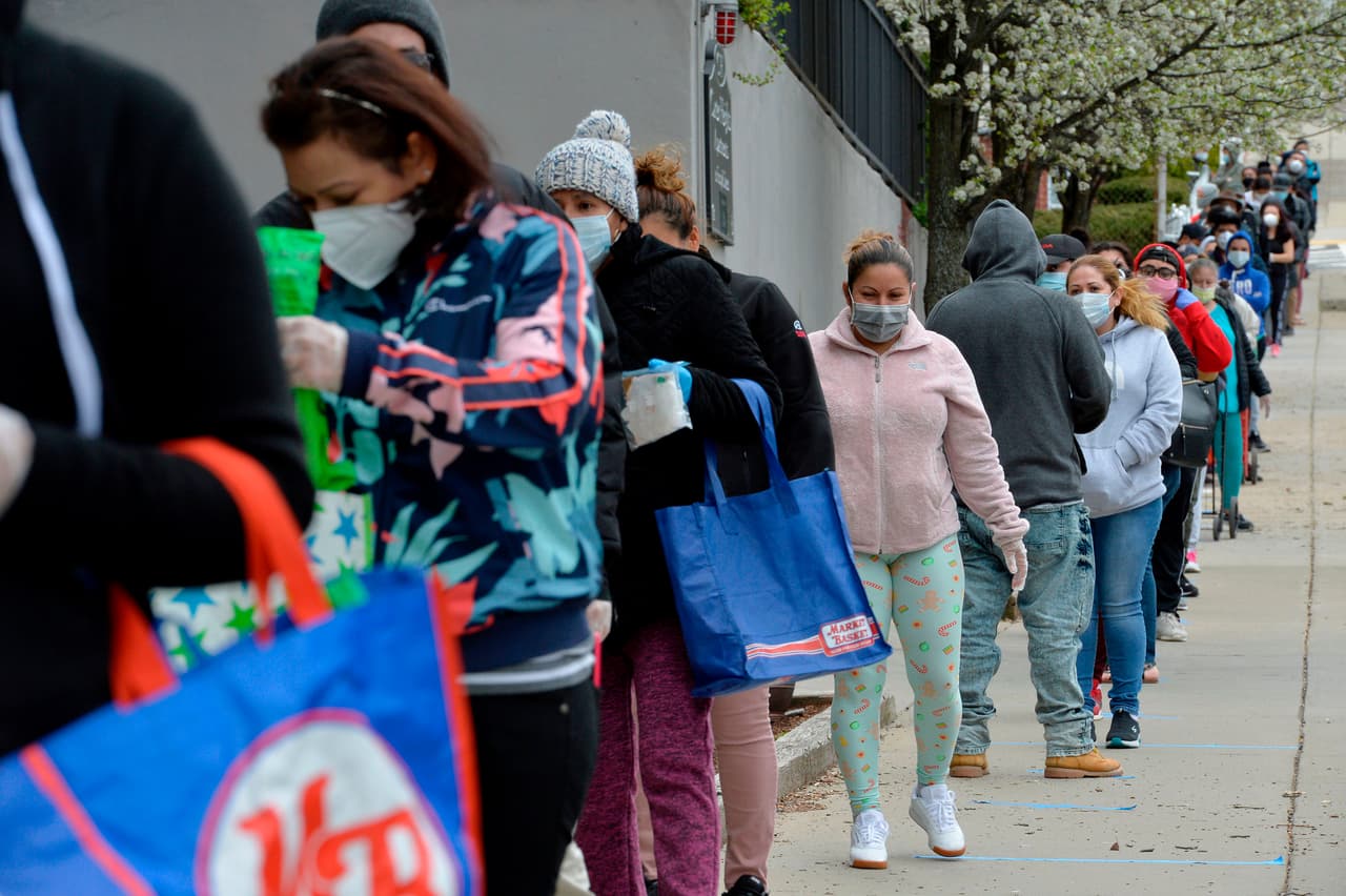 <b>En Estados Unidos, los latinos y negros también han muerto a un ritmo mayor |</b> Si su tasa de mortalidad hubiese sido la misma que la de los blancos, hasta diciembre de 2020, cerca de 22,000 personas latinas y negras habrían estado con vida en medio de la pandemia, dijo el reporte.
<br>
<br>En la foto, cientos de personas hacen fila para recibir alimentos y productos en las afueras del negocio Pan y Café en Chelsea, Massachusetts.
