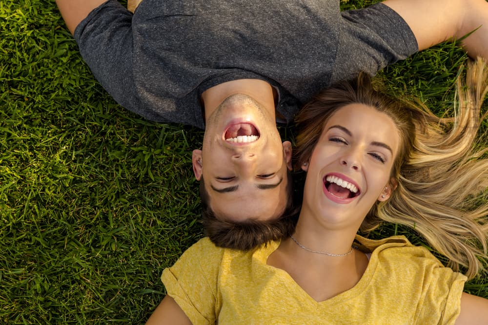 Precisamente es tanta la identificación que, sin darse cuenta, de la misma manera que empezó la relación se empieza a canalizar en otra dirección y empiezan a sentirse más amigos que amantes, se necesitan y complementan mutuamente pero sin dependencia en lo que aparentemente es una contradicción.