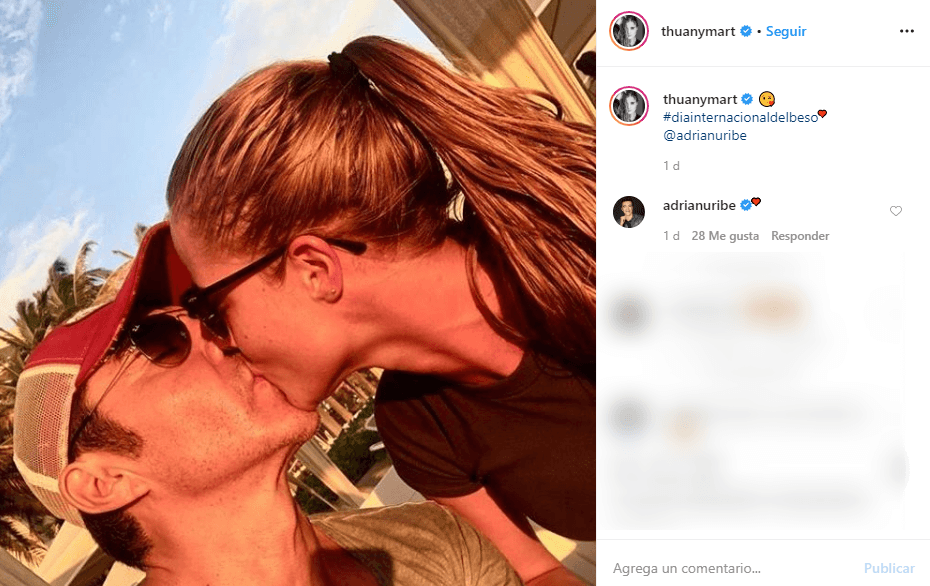 Por su parte, la presentadora publicó esta fotografía junto al hashtag “#Díainternacionaldelbeso" y un 'emoji' de corazón.