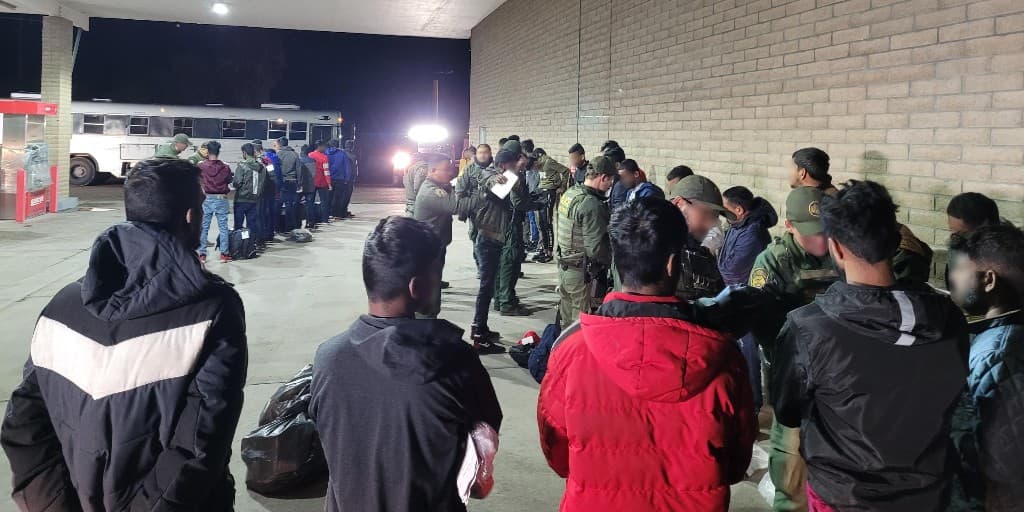 Durante la misma jornada del 4 de enero, Modlin informó que agentes del Sector Tucson asignados a la Estación Ajo hallaron 160 migrantes en tres grupos cerca de Lukeville.