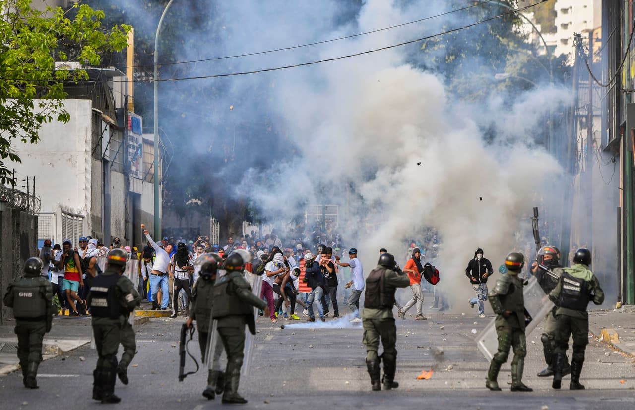 Al menos hubo 60 manifestaciones en diversos puntos de Caracas, según el no gubernamental Observatorio de Conflictividad Social, que informó sobre la muerte de un joven de 16 años la noche del martes en la barriada de Catia, en el oeste de la ciudad.