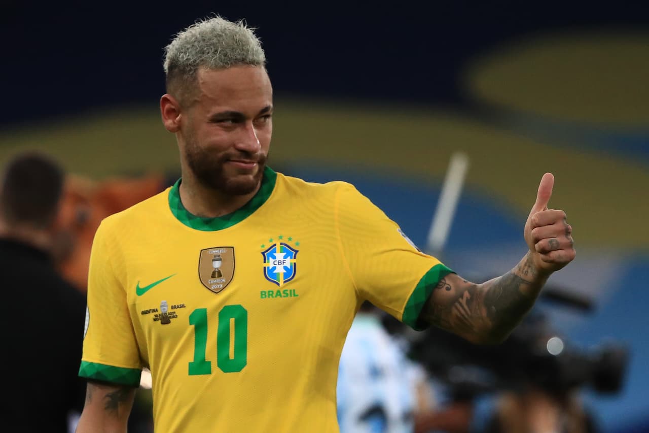 <b>Puesto 6. Neymar (fútbol) </b>
<br>
<br>Ganancias totales: 95 millones de dólares.
<br>
<br>Ganancias en el deporte: 76 millones de dólares.
<br>
<br>Ganancias en patrocinios: 19 millones de dólares.
<br>
<br>Entre los 50 deportistas mejor pagados 2021 no hay ninguno de las Grandes Ligas de béisbol, de la Liga Nacional de Hockey o de las carreras de Nascar. 
<br>