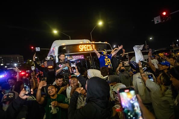 Un gran grupo de fanáticos realizaron saqueos en 16 locales comerciales, tomaron las vías y al menos dos autobuses de transporte público fueron vandalizados.
