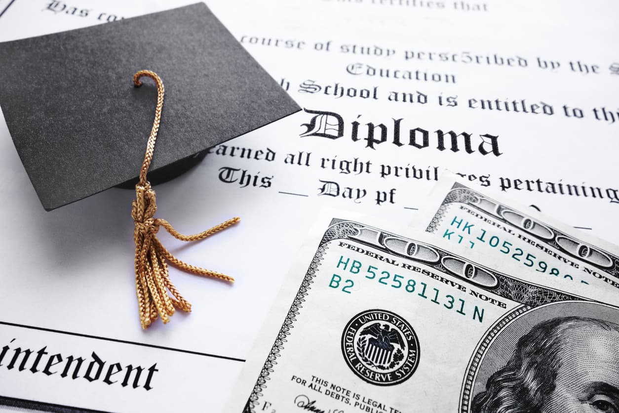 <h3 class="cms-H3-H3">3.- D</h3>
<h3 class="cms-H3-H3"><b>efensa del prestatario o el programa 'Borrower Defense to Repayment'</b></h3>
<br>
<br>Este estatuto federal liquida las deudas de los estudiantes cuyas universidades utilizaron tácticas ilegales o engañosas para persuadirlos de pedir prestado.
<br>
<br>Aunque la ley ha estado vigente desde 1994, se presentaron pocos reclamos hasta que la cadena con fines de lucro Corinthian Colleges colapsó en 2014. Desde entonces, el Departamento de Educación se ha visto inundado con solicitudes.
<br>
<br>Los reclamos se acumularon en el departamento, pero la administración de Biden eliminó el retraso y propuso nuevas regulaciones para agilizar el proceso.