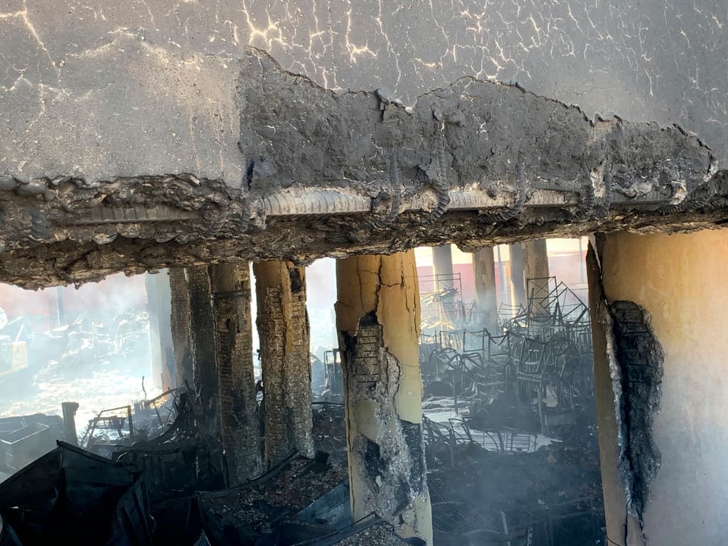 Afortunadamente, los bomberos de Los Ángeles lograron evitar que el fuego se extendiera a los edificios comerciales cercanos.