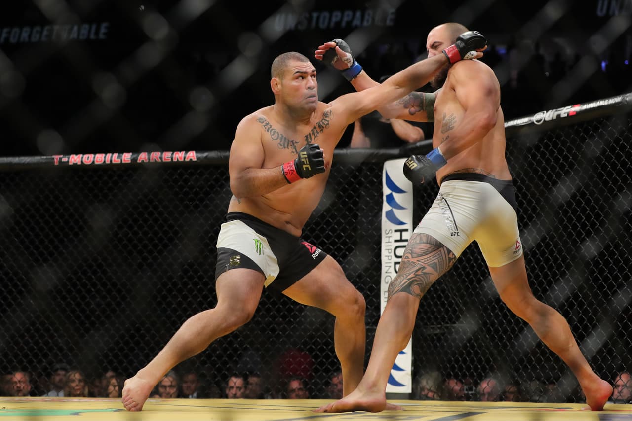 Su carrera profesional en las artes marciales mixtas terminó con un récord de 14 victorias y tres derrotas, aunque las lesiones opacaron los últimos años de su carrera.
<br>
<br>El paso de Velásquez por la UFC ayudó al deporte a tener más prominencia entre aficionados latinos, principalmente entre los inmigrantes de origen mexicano.
