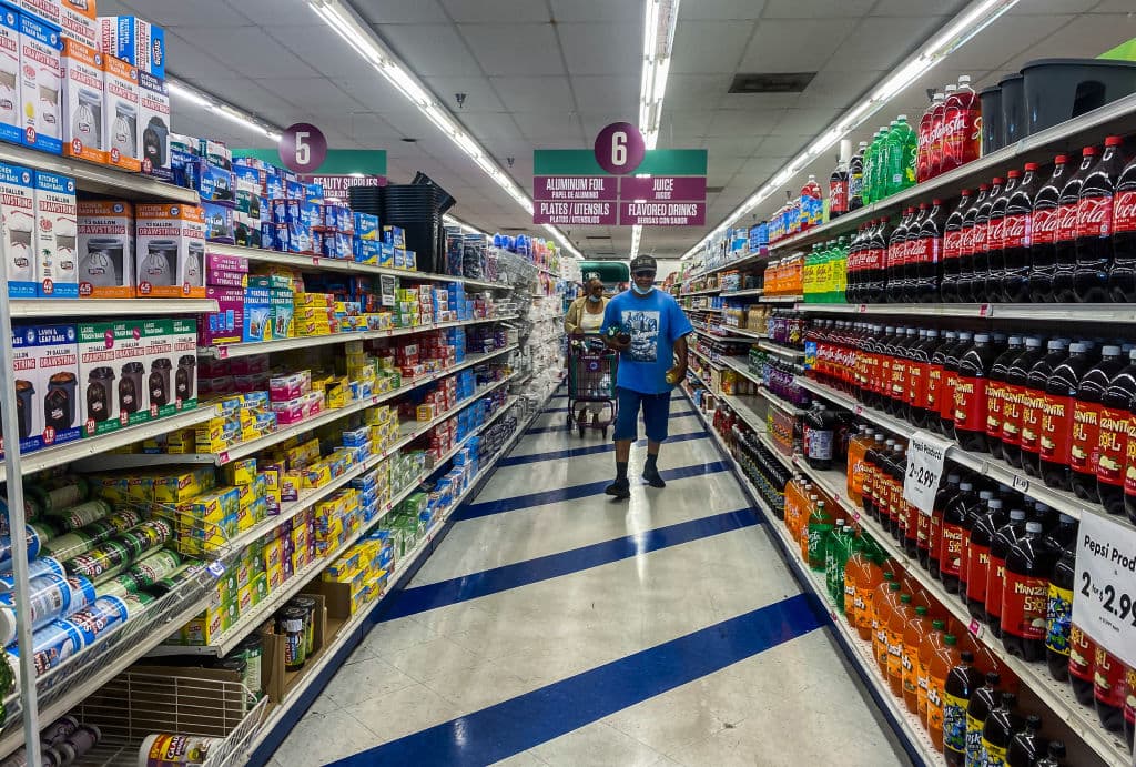 En entrevista con 
<b>Los Angeles Magazine</b>, el expresidente de cadenas como Big Lots, 
<b>Mark J. Miller</b>, admitió que la declaración de quiebra complica, pero no detiene sus esfuerzos junto a un grupo de empresarios para mantener abiertas las 143 tiendas del sur de California.