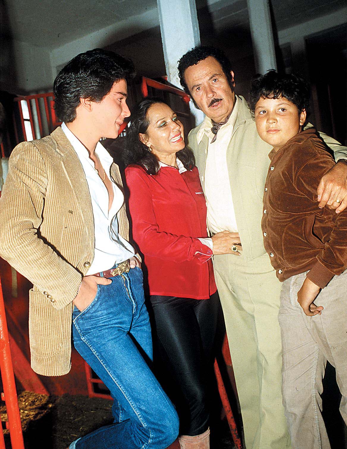 Antonio Aguilar hijo es ocho años mayor que su hermano, Pepe.