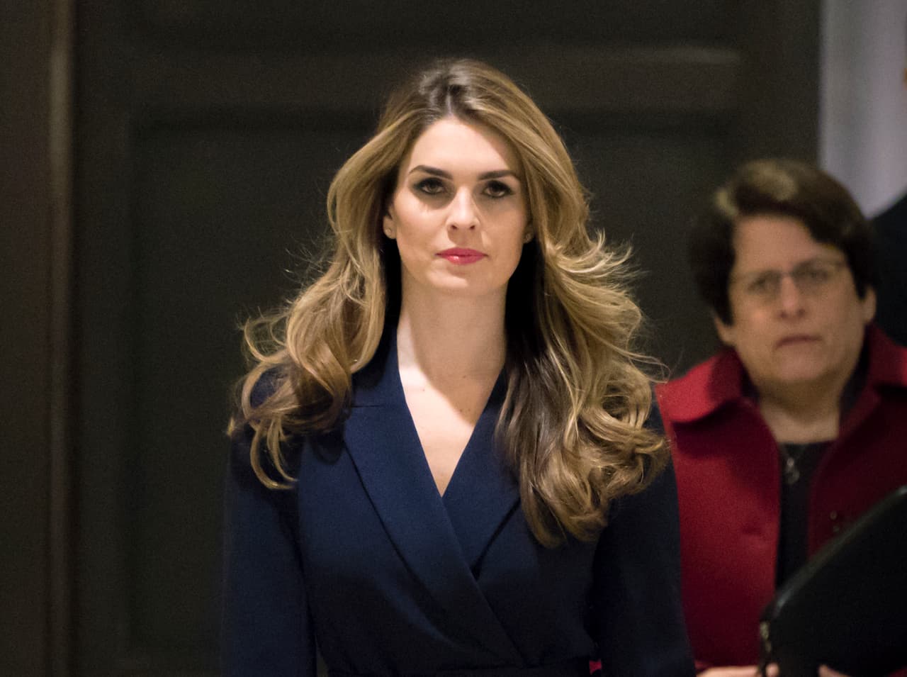<b>Hope Hicks</b>, 
<b>ex directora de Comunicación de la Casa Blanca.</b> Fue la cuarta persona de comunicaciones de la presidencia en dejar su cargo en poco más de un año. La noticia llegó un día después de que declarara ante el Comité de Inteligencia de la Cámara Baja que su trabajo para Trump
<b> </b>
<a href="https://www.univision.com/noticias/politica/directora-de-comunicaciones-de-la-casa-blanca-dice-que-trabajar-para-trump-requiere-a-veces-decir-mentiras-blancas-segun-reporte" target="_blank">de vez en cuando requería decir "mentiras blancas"</a>. La Casa Blanca dijo que su salida no tiene vinculación a ese testimonio.