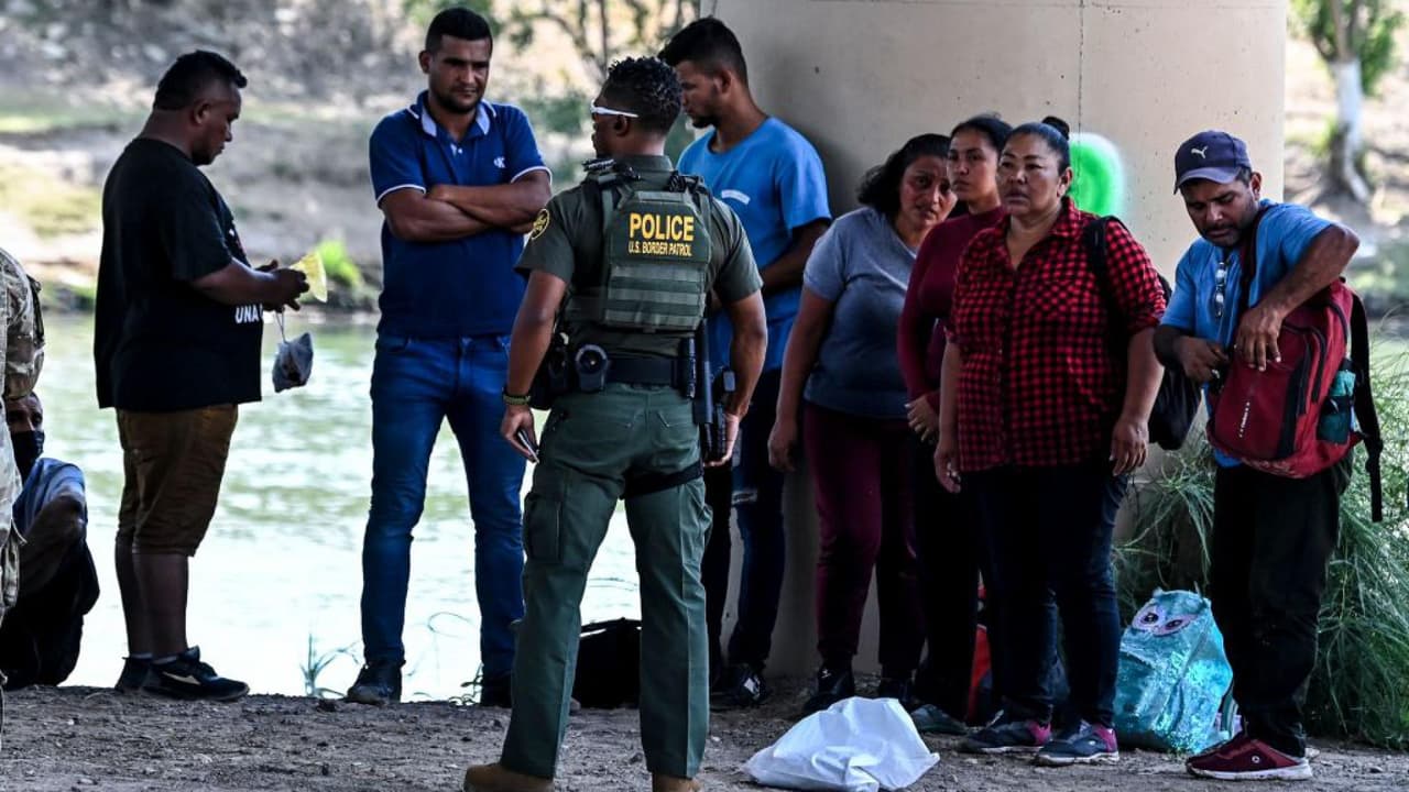Condados del sur de Texas declaran emergencia por ‘invasión’ de inmigrantes