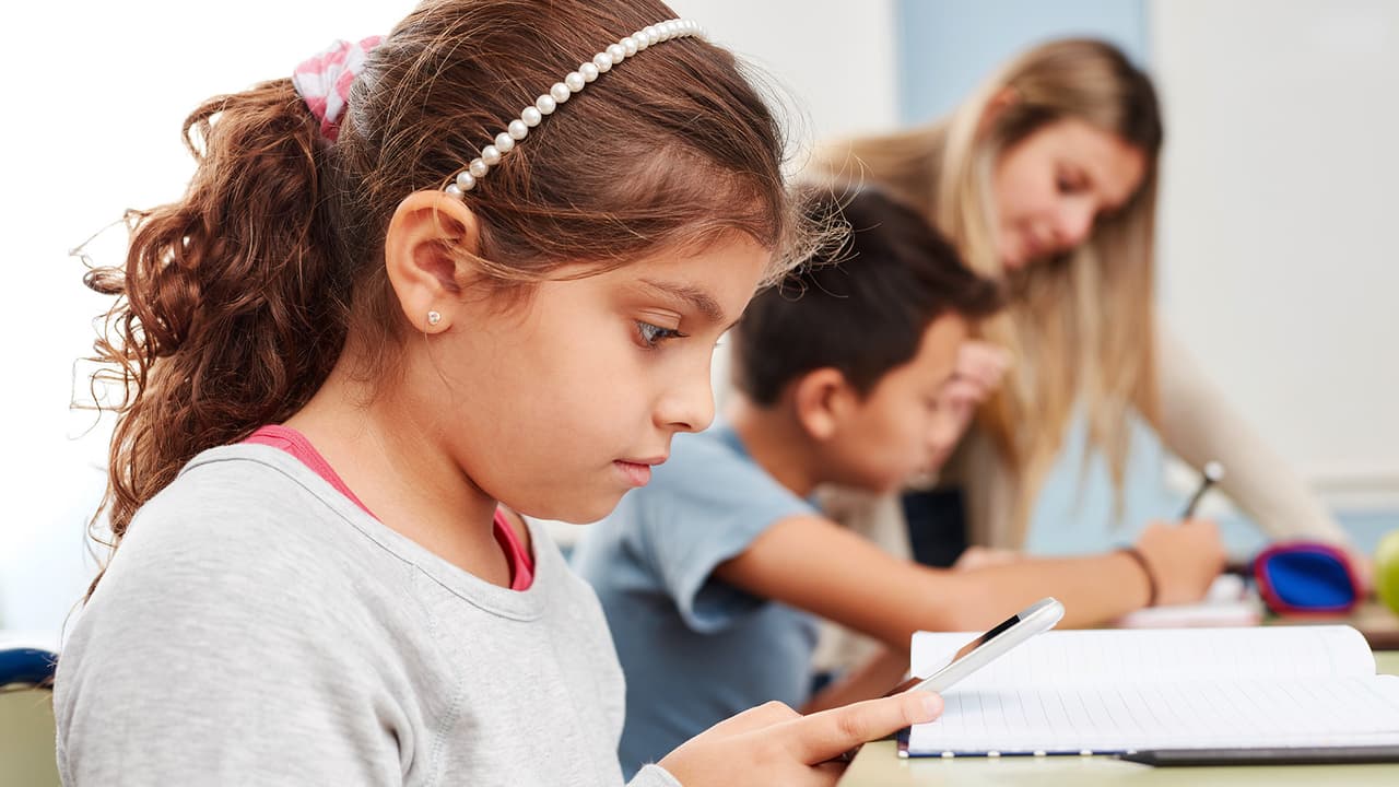 Propuesta busca prohibir el uso de teléfonos celulares en las escuelas de Arizona