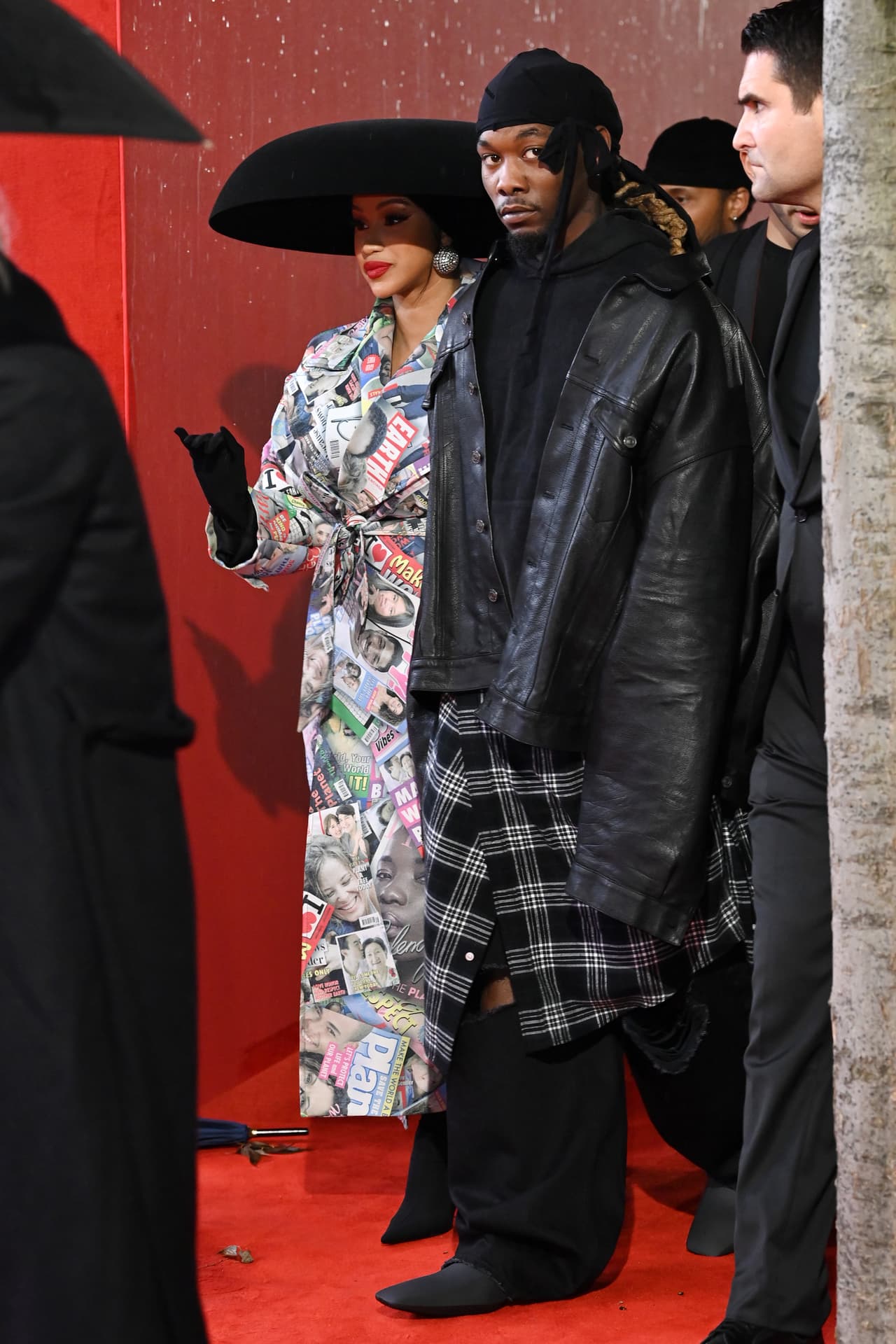 La cantante usó un sombrero enorme y una colorida gabardina cubierta con estampado de papel periódico.
<b> <a href="https://www.univision.com/famosos/cardi-b-tiene-en-offset-algo-mas-que-un-esposo-y-padre-para-su-hija-aqui-esta-la-prueba-video" target="_blank">Se hizo acompañar de su esposo Offset. </a></b>
<br>