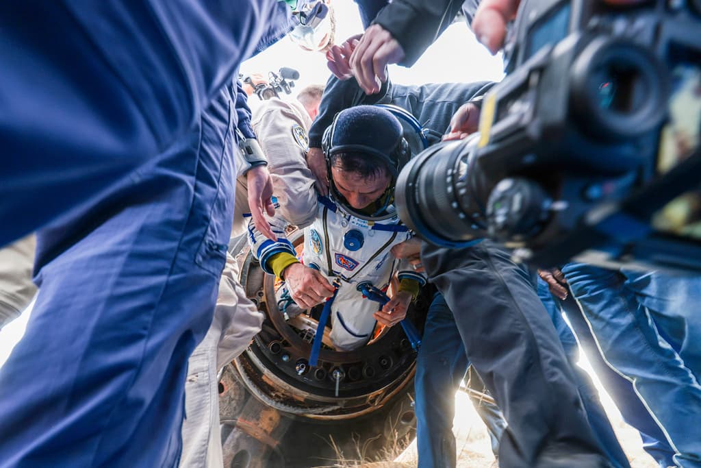 <b>Mark Vande Hei, </b>astronauta estadounidense que mantuvo el récord de estar más tiempo en 
<b>el espacio</b> hasta el aterrijaze de Rubio, le recomendó 
<b>"mantener la boca cerrada" </b>para 
<b>no mutilar su lengua</b> previo a tocar tierra.
<br>