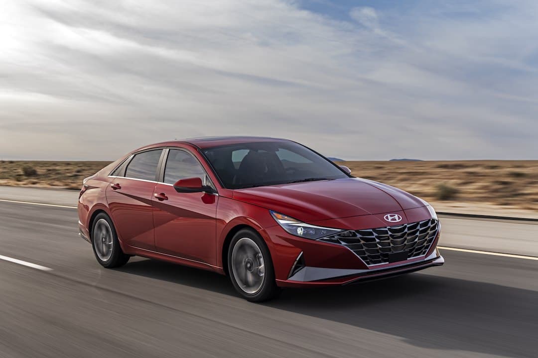 <u><b>Contenido relacionado</b></u>
<br>
<br>Estos son los detalles del Hyundai Elantra 2021 que la firma surcoreana recientemente reveló en un evento virtual. El sedán compacto, además de estrenar diseño, recibe una nueva variante híbrida con un rendimiento estimado de 50 mpg.