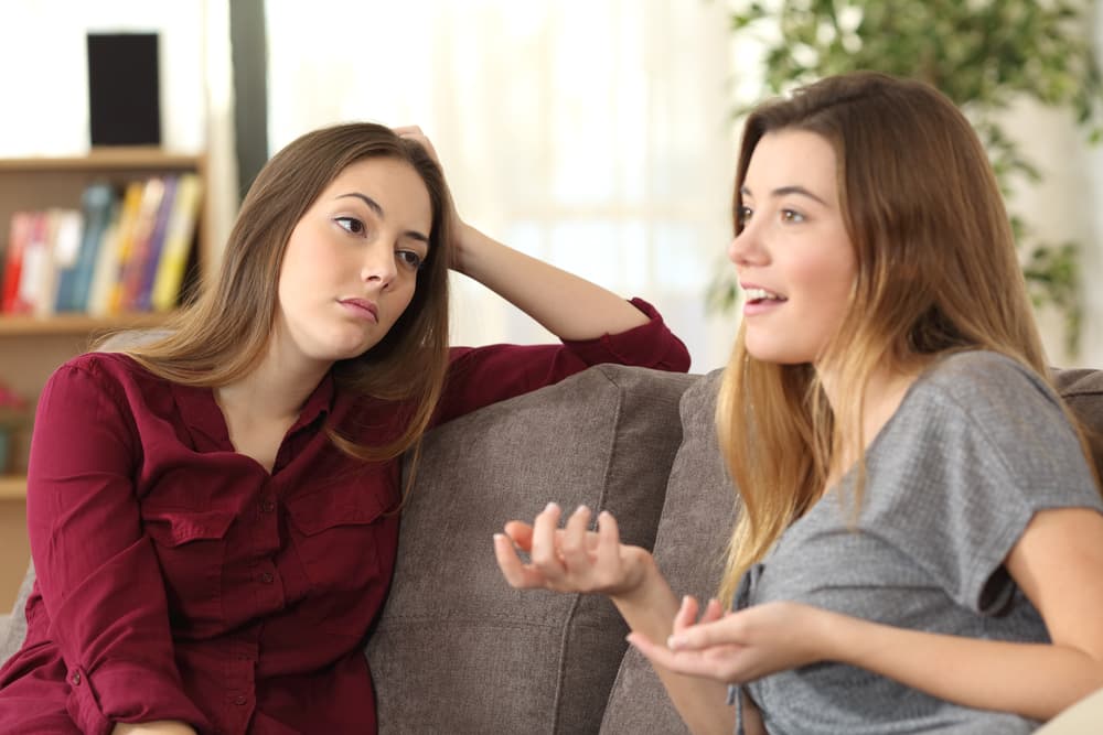Cuando en lugar de reflejar sus cualidades positivas, deja aflorar la parte negativa del signo Géminis entonces se vuelve superficial, vano e inconsistente, incapaz de concentrarse bien, tenso, inquisitivo y entremetido. El encuentro peligroso de quien habla todo el tiempo, te desconcentra con una plática constante, chismes, se vuelve eco de cuanto rumor escucha, y lo peor de todo ¡insiste que le prestes atención cuando lo que habla es totalmente intrascendente!