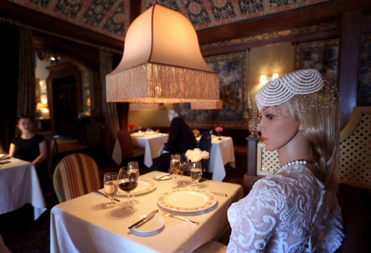 <b>Maniquíes en los restaurantes (20 de mayo). </b>Muchos negocios utilizaron maniquíes para indicarle a la clientela los puestos disponibles en los locales con capacidad limitada para mantener la distancia social. En la fotografía, 
<a href="https://www.univision.com/noticias/salud/maniquies-y-barreras-la-nueva-normalidad-de-la-pandemia-fotos-fotos">una muñeca ocupa una mesa dentro de un restaurante en Washington, Virginia</a>. 
<br>