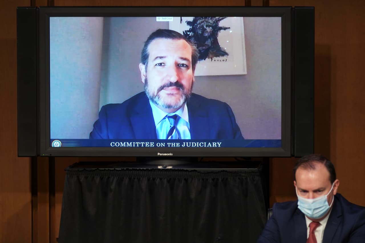 Ted Cruz participó vía video porque decidió aislarse para evitar el contagio de Covid-19. Señaló las credenciales profesionales de Barrett como "impecables".