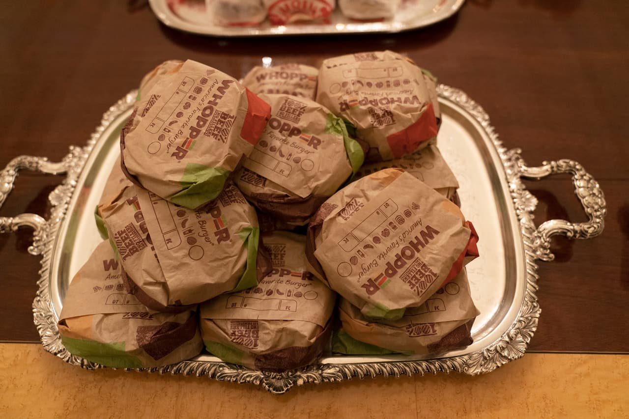 Las bandejas de plata de la mansión presidencial con hamburguesas de Burger King.