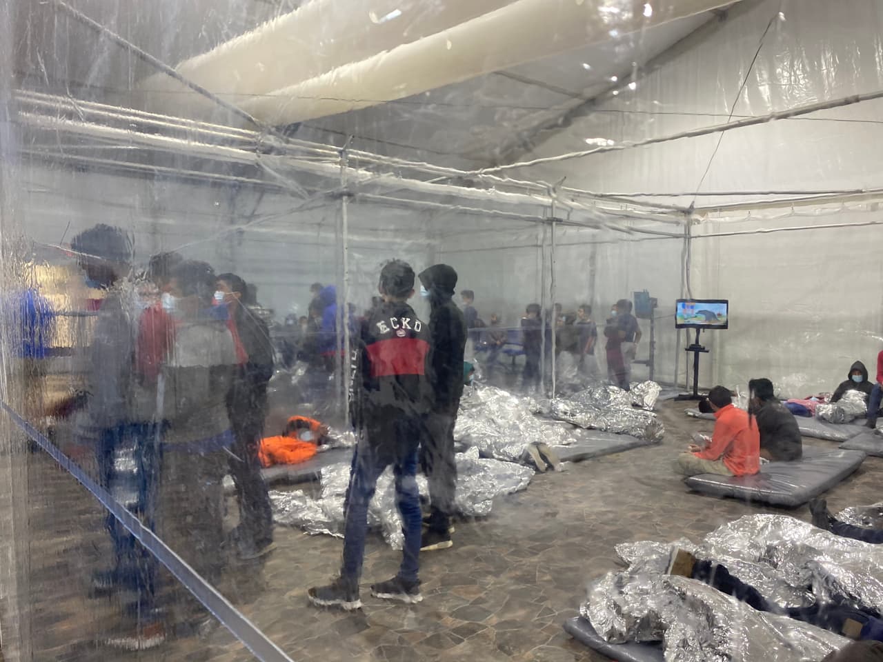 Cuellar dijo a Axios que cada una de las ocho "cápsulas" en la instalación tiene una ocupación de 260 personas, y que el domingo una sola cápsula albergaba a más de 400 menores no acompañados. Agregó que las fotos fueron tomadas el fin de semana y muestran "pésimas condiciones para los niños". 
<br>