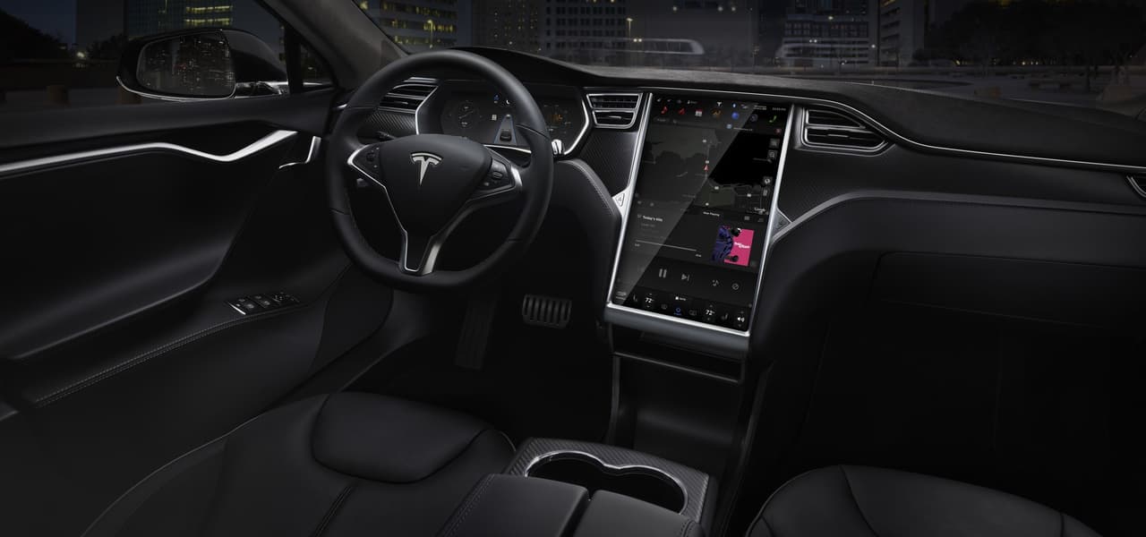 <b>Baterías modulares de alta densidad.</b> En los autos eléctricos Tesla la energía se almacena en una poderosa batería ubicada bajo los asientos. Construida con miles de celdas de iones de litio de alta densidad agrupadas en módulos, la grande y pesada pila además da a los autos estabilidad y soporte estructural. Tienen más potencia que las estándar utilizadas por otras marcas de autos eléctricos y fue creada por J.B. Straubel, cofundador Junto a Elon Musk de Tesla. La tecnología también está siendo utilizada para almacenar electricidad en residencias, comercios y redes eléctricas.