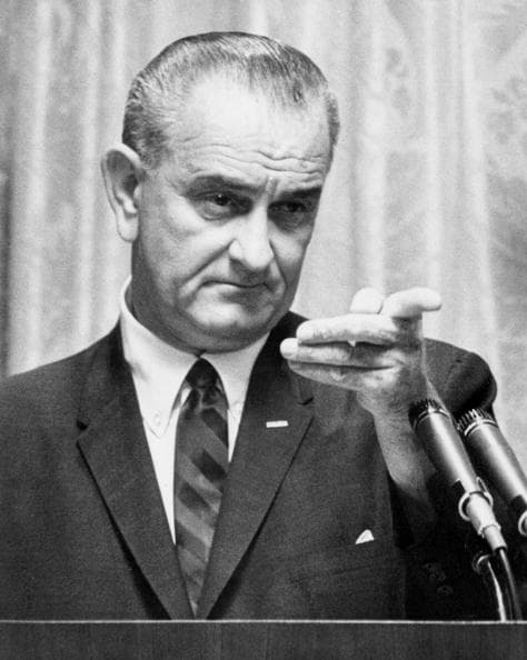 Según los psiquiatras que participaron en el estudio de la Universidad de Duke, 
<b>Lyndon Johnson padecía de</b> 
<b><a href="https://www.univision.com/noticias/salud-mental/los-fans-homenajean-a-carrie-fisher-hablando-abiertamente-de-sus-enfermedades-mentales">desorden bipolar</a></b>. Su asistente personal luego 
<a href="http://www.nytimes.com/1988/08/21/magazine/president-lyndon-johnson-the-war-within.html">publicó</a> un libro en el que relató que el comportamiento del presidente a veces era “atemorizante” y que incluso daba 
<b>señales de paranoia.</b>
