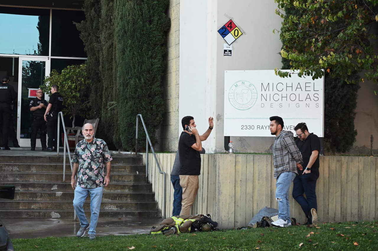 De acuerdo con los testimonios de algunos de los empleados de Michael Nicholas Designs, estaban trabajando cuando escucharon una explosión, creyendo que era alguno de los tanques de la fábrica de muebles, pero al ver el humo salieron del lugar.